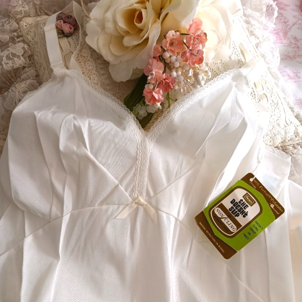 VTG, NOS "SEARS, ROEBUCK AND CO." CRISP WHITE FORTREL POLYESTER SLIP,NIP!